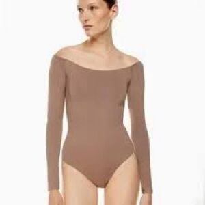 Babaton Aritzia Contour Light Brown, Tan Off-Shoulder Long Sleeve Body Suit
